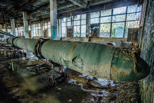 Staré rezivělé torpédo ponorky v opuštěné továrně torpéd — Stock fotografie