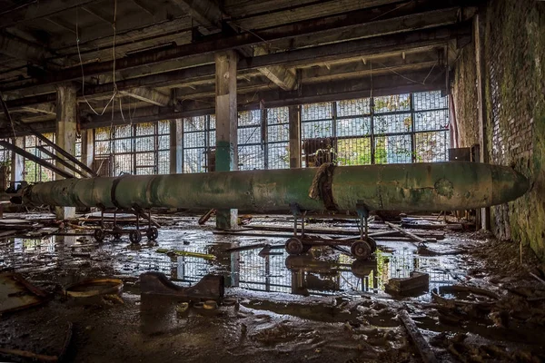 Antiguo torpedo submarino oxidado en fábrica de torpedos abandonada — Foto de Stock