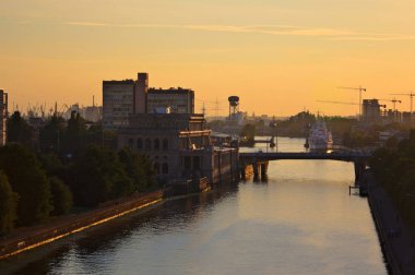 Akşam Kaliningrad. Pregola nehri ve köprüsüne bakış