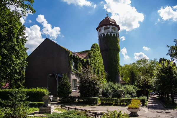Piękna nadrastające wieża wodna Rauschen, obwód kaliningradzki — Zdjęcie stockowe