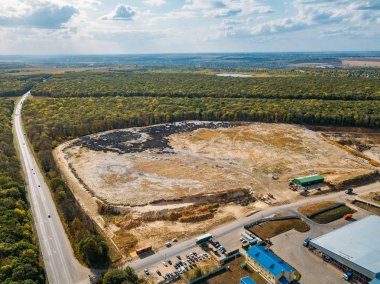 Şehir çöplüğü. Kentsel katı atık depolama alanının havadan görünümü