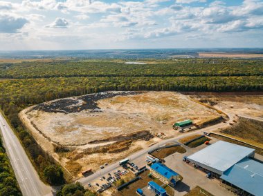 Şehir çöplüğü. Kentsel katı atık depolama alanının havadan görünümü