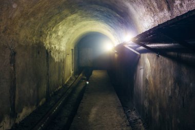 Elektrik kabloları ve paslı hea ile tonozlu yeraltı tüneli