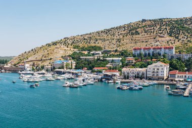 Tatil kasabası. Karadeniz'de tekne park ve modern binalar 