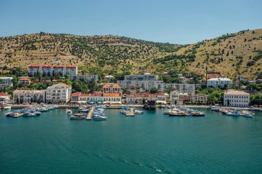 Tatil kasabası. Karadeniz'de tekne park ve modern binalar 