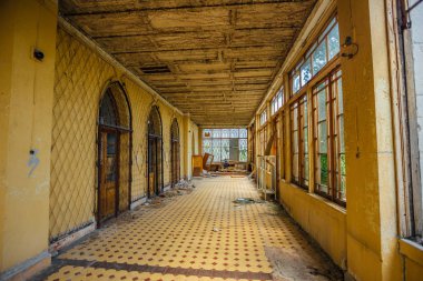 Terk edilmiş malikanenin içi. Karo zeminli bina terası 