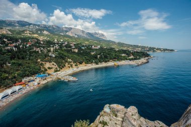 Yalta ilçesinde Kayalık Karadeniz kıyısı, Kırım 