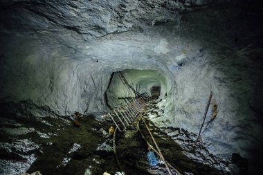 Karanlık ürpertici kirli terk edilmiş maden tüneli