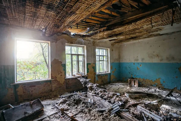 Interieur van rommelige vieze kamer in oud verlaten gebouw — Stockfoto