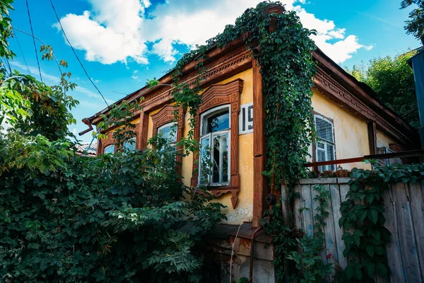 Casa veche rusă cu rame de ferestre sculptate din lemn — Fotografie, imagine de stoc