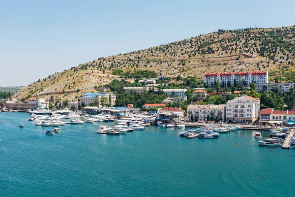 Resort Town. Båt parkering och moderna byggnader vid Svarta havet — Stockfoto