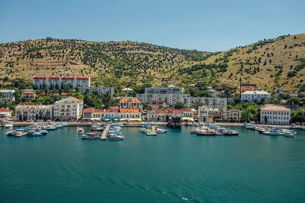 Resort Town. Båt parkering och moderna byggnader vid Svarta havet — Stockfoto