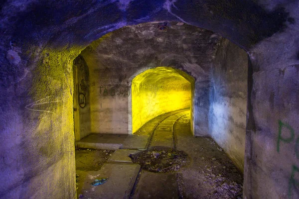 Opened rusty armored hermetic door, entrance to abandoned Soviet — Stock Photo, Image