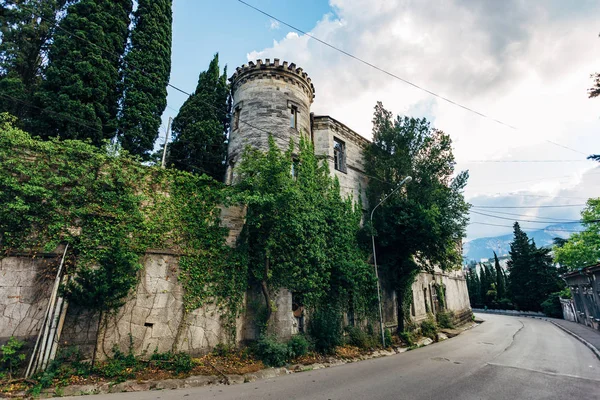 Gamla förstörda övergivna övervuxna herrgård i gotisk stil i Jalta, — Stockfoto