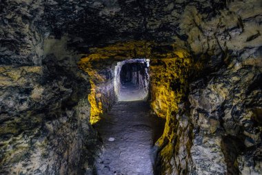 Terk edilmiş ve çökmüş kumtaşı veya kireçtaşı madeni aydınlatılmış