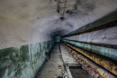 Boru hattı ile yeraltı iletişim tüneli  