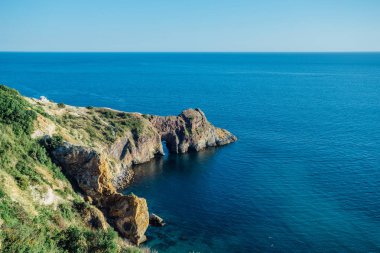Karadeniz'de kemerli mağaralı kaya, havadan görünüm