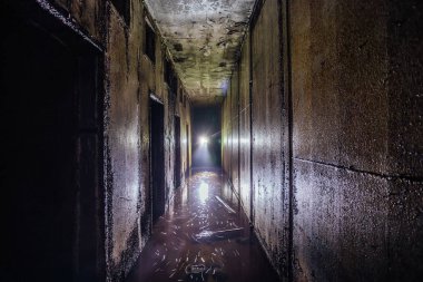 Metal wal ile sular altında terk edilmiş Sovyet bunker tüneli nde Diggers