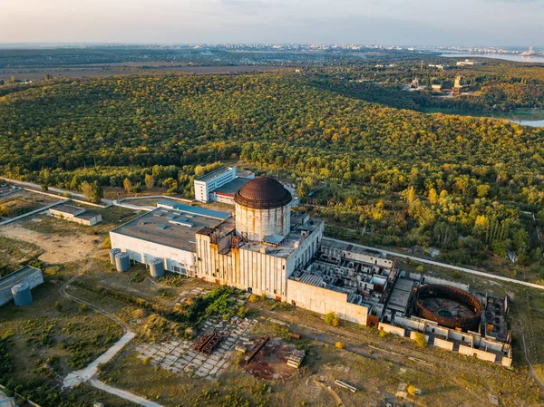 Verlaten en verwoeste kerncentrale voor warmtetoevoer in voro — Stockfoto