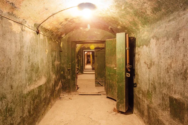 오래된 버려진 소련 지하 벙커의 어두운 복도, 오픈 — 스톡 사진