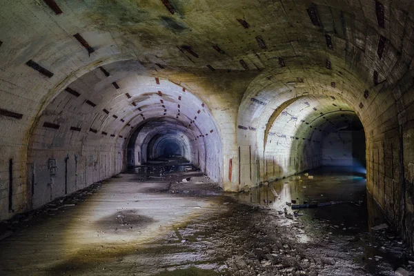 Fourche tunnel à l'Objet 221, bunker soviétique abandonné, réserve — Photo