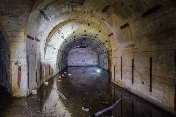 Sala de arco inundado en el Objeto 221, búnker soviético abandonado, reser —  Fotos de Stock