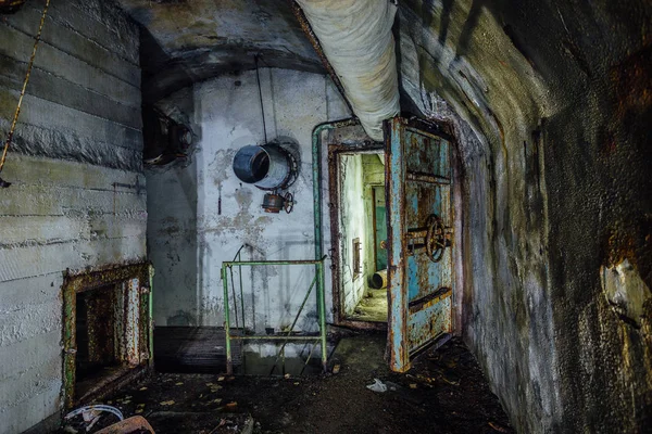 Bunker soviétique abandonné en ruine, écho de la guerre froide — Photo