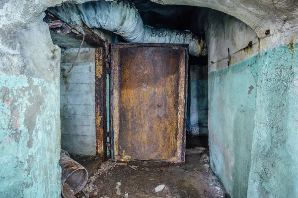 Разрушенный заброшенный советский бункер, эхо холодной войны — стоковое фото