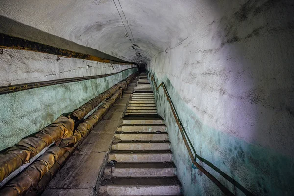 Entrada para o bunker subterrâneo. A escada sobe. — Fotografia de Stock
