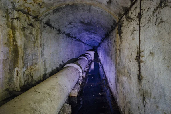 Канализационный туннель с дренажным трубопроводом для текущих сточных вод — стоковое фото