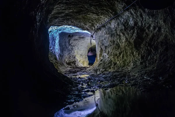 Dark Dirty översvämmad övergivna gruva — Stockfoto