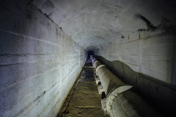 Tunnel d'égout avec canalisation de drainage pour l'écoulement des eaux usées — Photo