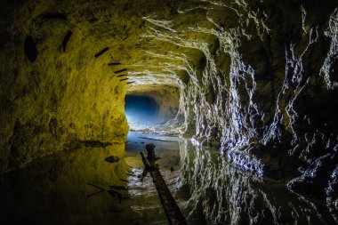 Karanlık ürpertici kirli sular altında terk edilmiş maden tüneli