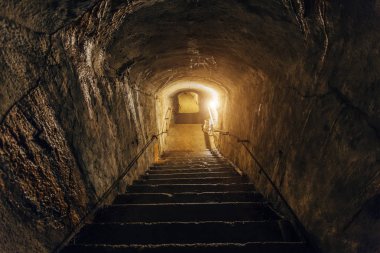 Eski terk edilmiş yeraltı Sovyet askeri bunke karanlık koridor