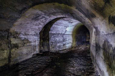 Beton duvarlı terk edilmiş bunker tüneli 