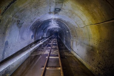 Boru ile terk edilmiş sular altında yeraltı teknik maden tüneli bir