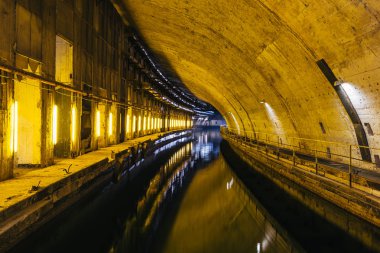 Yeraltı Sovyet Soğuk Savaş Sığınağı. Yeraltı denizaltı tamiri