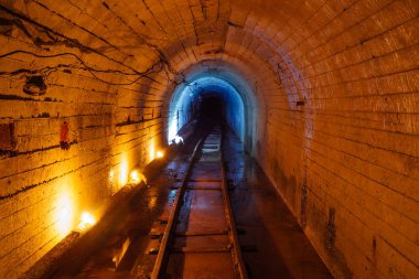 Dar ölçülü demiryolu ile yeraltı teknik tünel