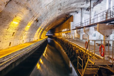 Yeraltı Sovyet Soğuk Savaş Sığınağı. Yeraltı denizaltı tamiri