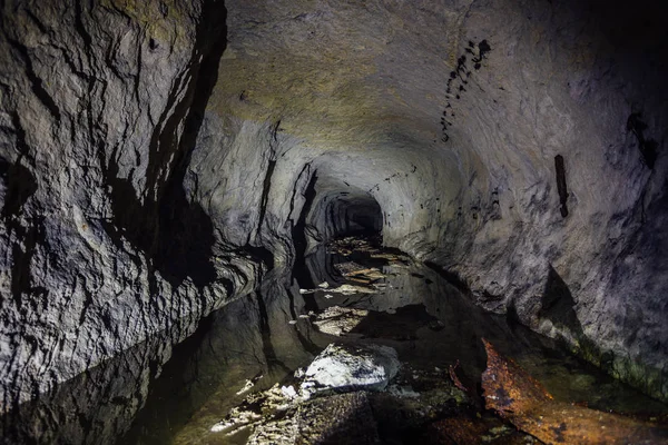 Dark dirty flooded abandoned mine — Stock Photo, Image