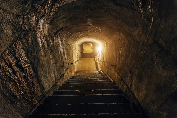 Dunkler Korridor alter verlassener sowjetischer Untergrund-Militärbunker — Stockfoto