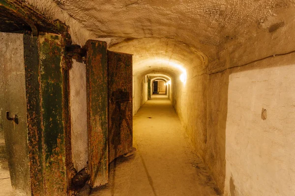 오래된 버려진 소련 지하 벙커의 어두운 복도, 오픈 — 스톡 사진