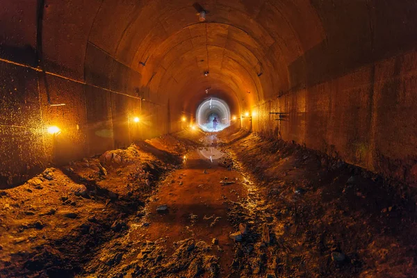 Övergivna Gamla Rusty Dirty Metal Mining Tunnel — Stockfoto