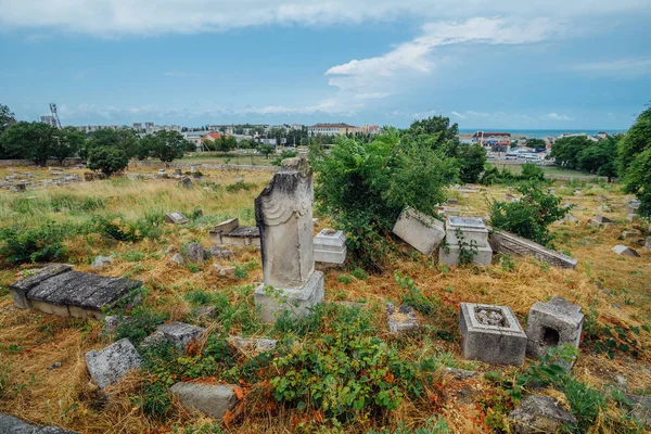 Antigo cemitério judaico abandonado — Fotografia de Stock