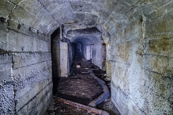 Verlaten bunker tunnel met betonnen wanden — Stockfoto