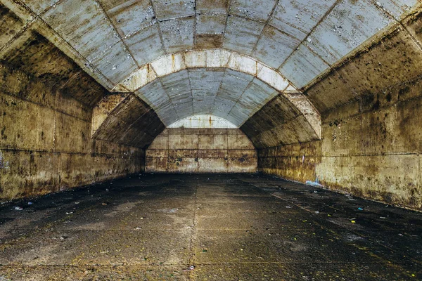 Dentro do grande tanque de combustível subterrâneo abandonado enferrujado para reabastecimento d — Fotografia de Stock