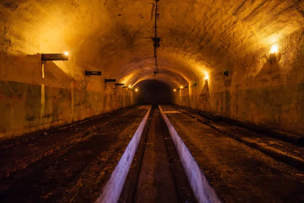 El depósito subterráneo abandonado de municiones soviéticas para buques de guerra a —  Fotos de Stock