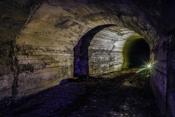 Túnel búnker abandonado con muros de hormigón — Foto de Stock