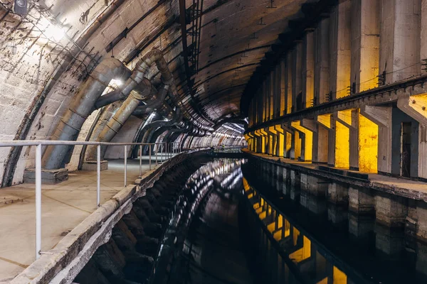 Podzemní bunkr za studené války. Oprava podzemní ponorky — Stock fotografie