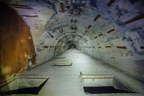 Niebezpieczny tunel w opuszczonym radzieckim bunkrze z dołów na Flo — Zdjęcie stockowe